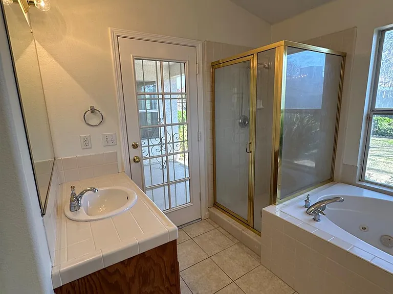 6678 N Western Ave — Photo 16