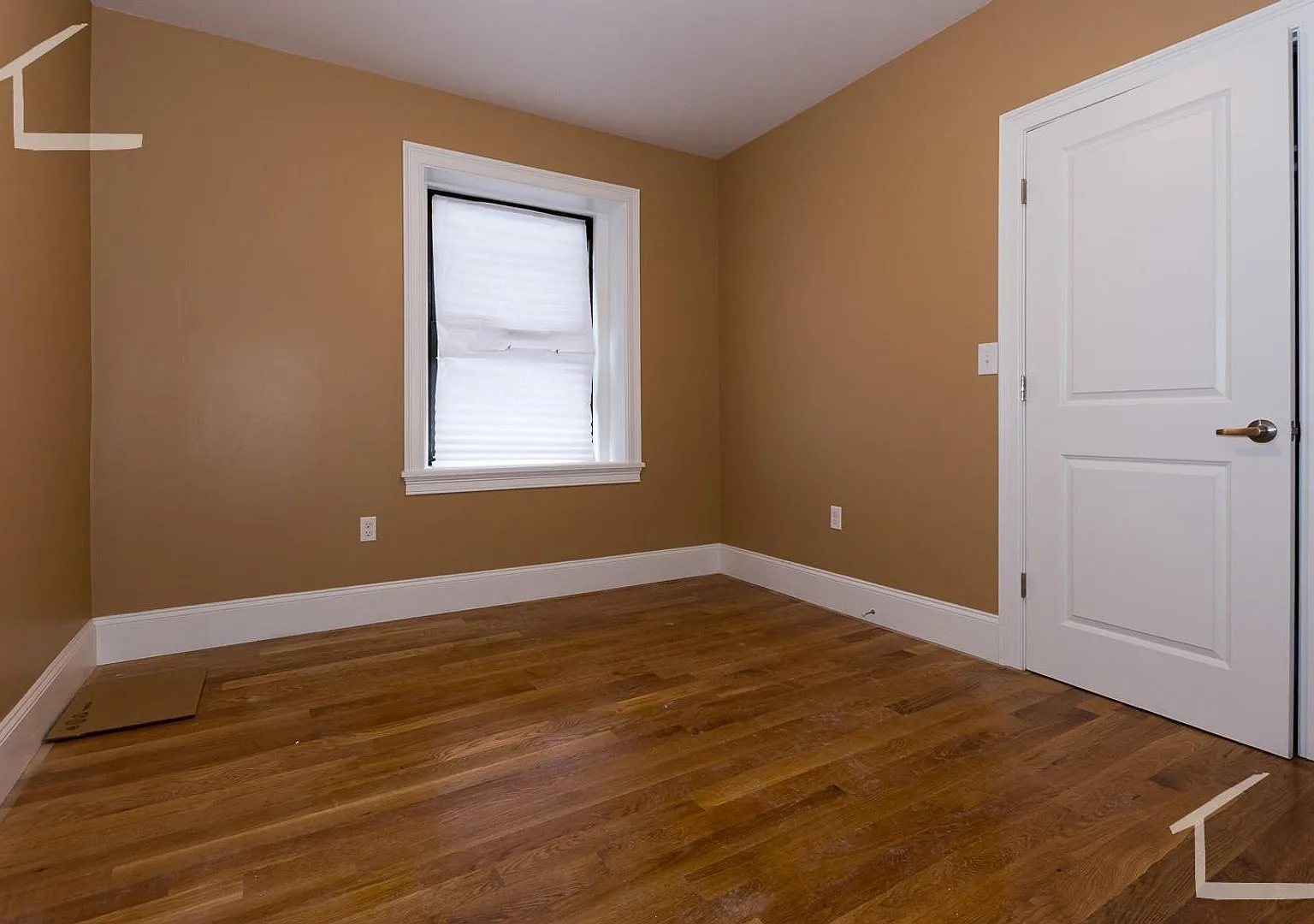 Huge, newly renovated 2 level 5 bed unit near the Green Line! — Photo 3