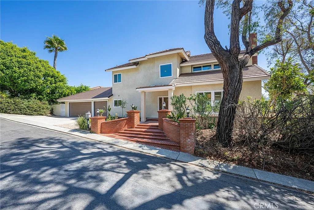 4 bed, 2.5 bath, 2595 sqft, $6,500 — Photo 1