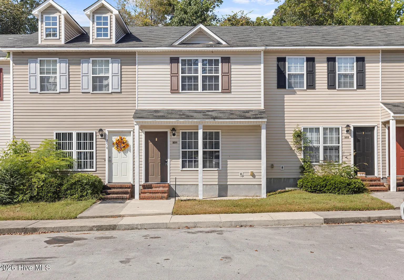 2 bed, 1.5 bath, 982 sqft, $1,200 — Photo 1