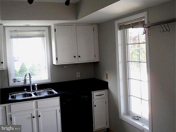 3rd image of 127 Lake Arrowhead Cir