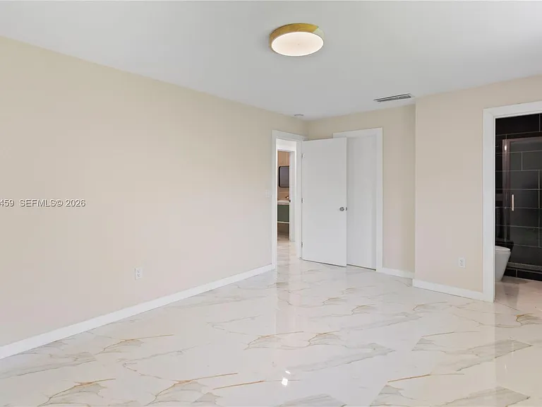 21330 NE 26th Ave — Photo 25