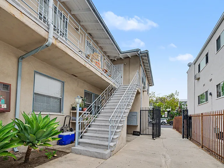 1037 N Curson Ave #7 — Photo 3