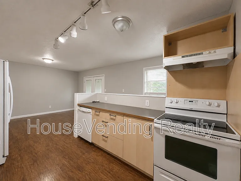 2214 Highland Rd — Photo 7