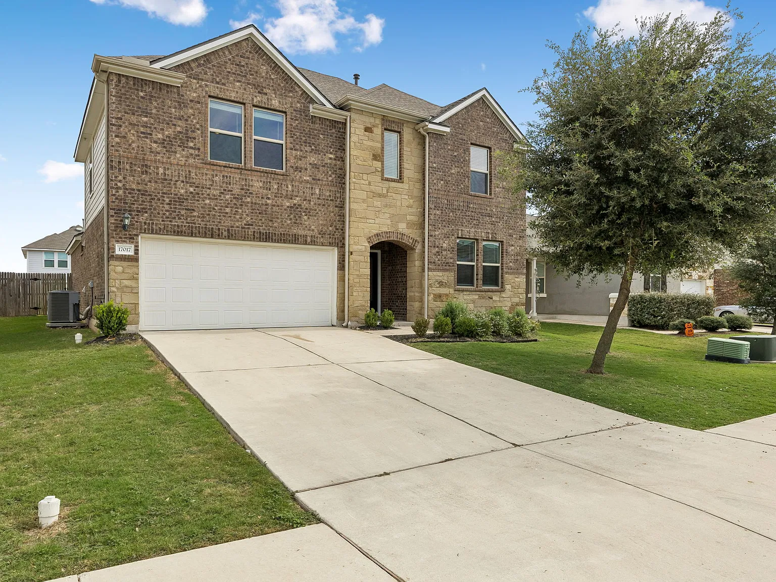 5 bed, 2638 sqft, $2,700 — Photo 2