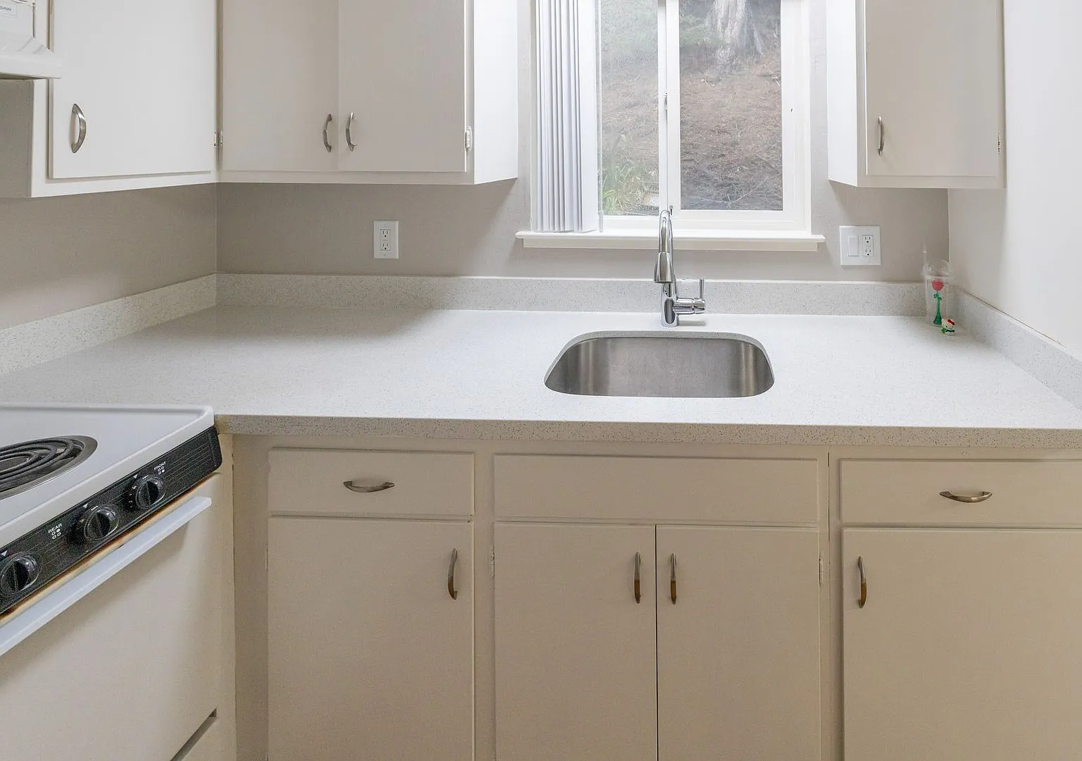 Beautiful 1 bedroom in Pacifica with ocean views! — Photo 1