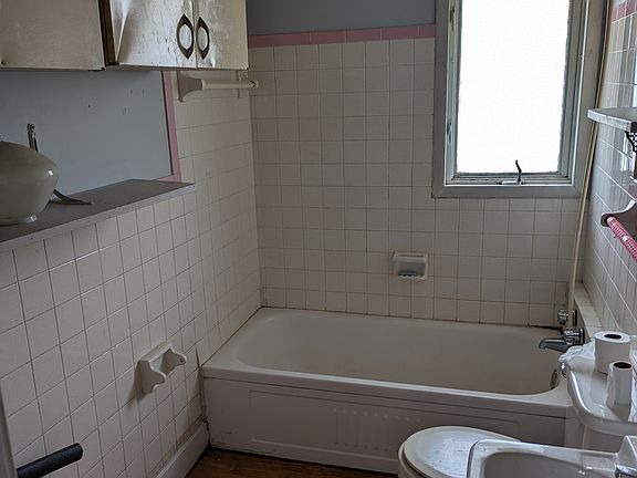 5th image of 1823 Brent St