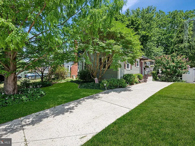 247 W Franklin Ave — Photo 14
