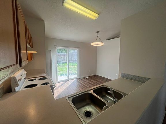 5th image of 224 Palace Way