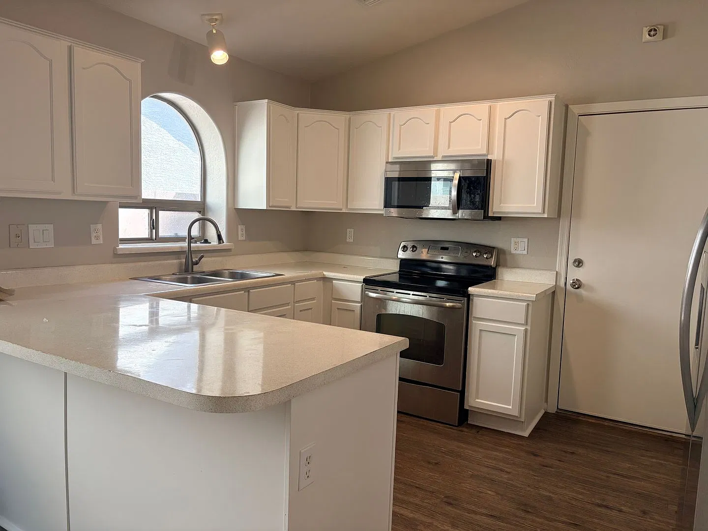 Johnson Ranch! Freshly Painted 3BR Home with Resort-Style Community Amenities! — Photo 2