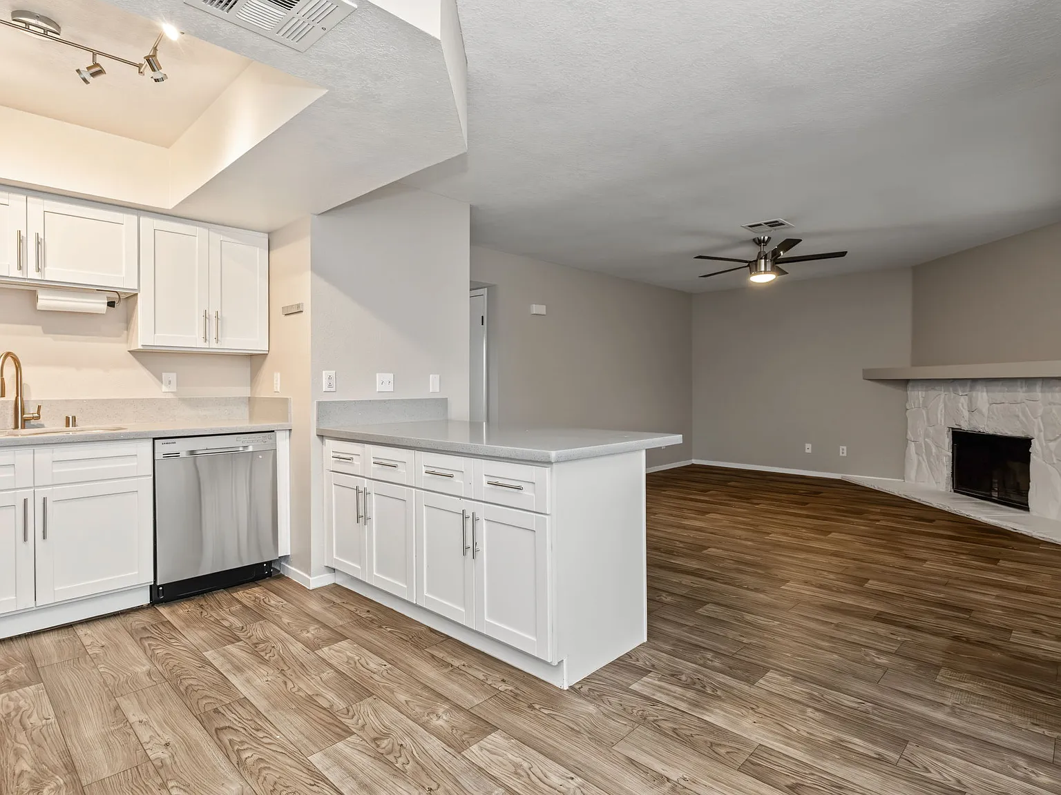 2 bed, 912 sqft, $1,800 — Photo 2