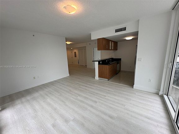 5th image of 601 NE 23rd St APT 806