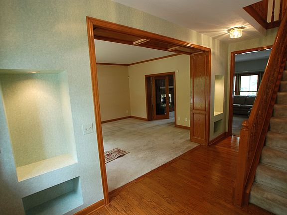 2nd image of 844 Thorncrest Ct
