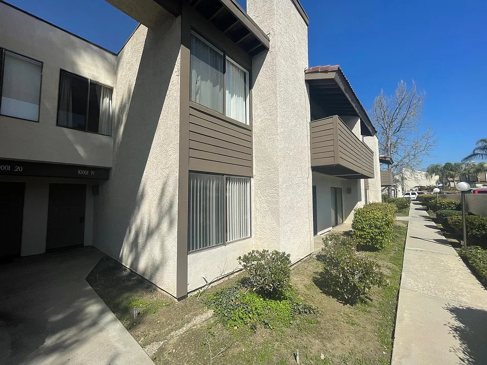10001 Topanga Canyon Blvd #19