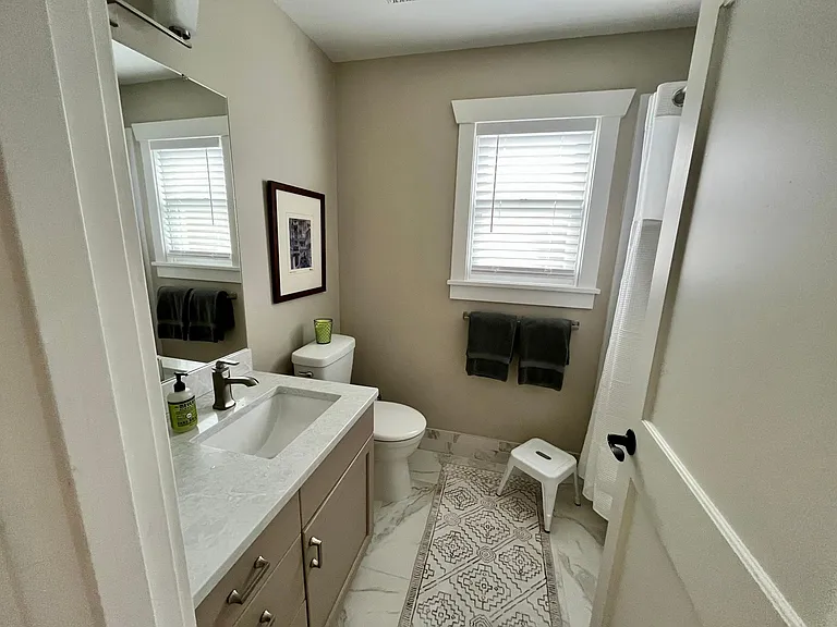 2nd floor full bathroom