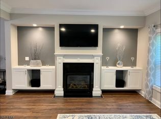 6 N Ridge Cir, East Hanover, NJ 07936