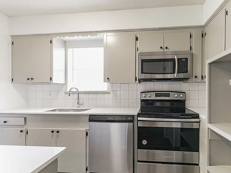 Colony House — Photo 4