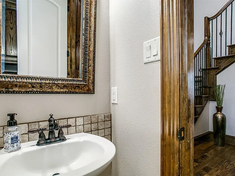 1805 Castle Ct — Photo 15