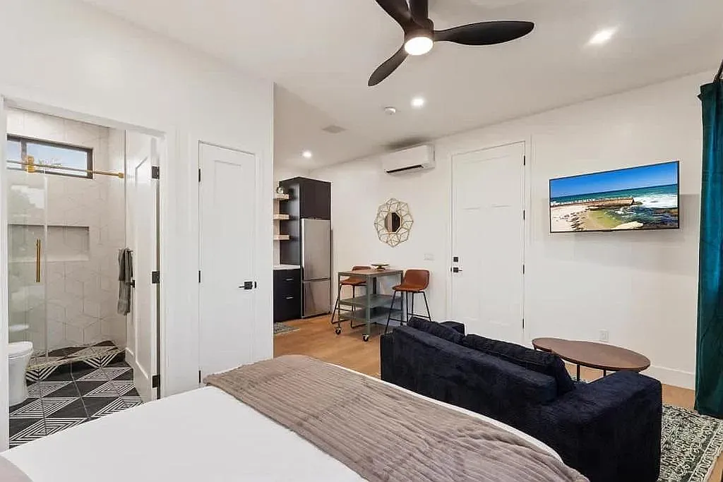 Studio, 325 sqft, $2,000 — Photo 2