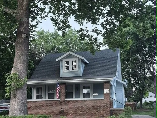 1218 S 3rd St, Pekin, IL 61554