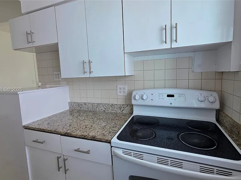 7629 Dickens Ave #4-8 — Photo 10