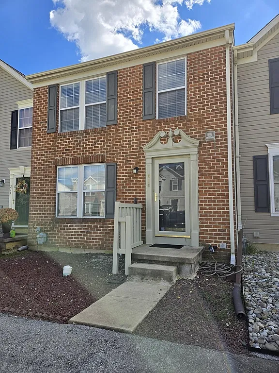 3 bed, 2.5 bath, 1850 sqft, $2,200 — Photo 1