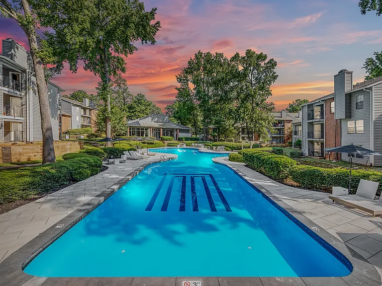 Woodford Apartments — Photo 16