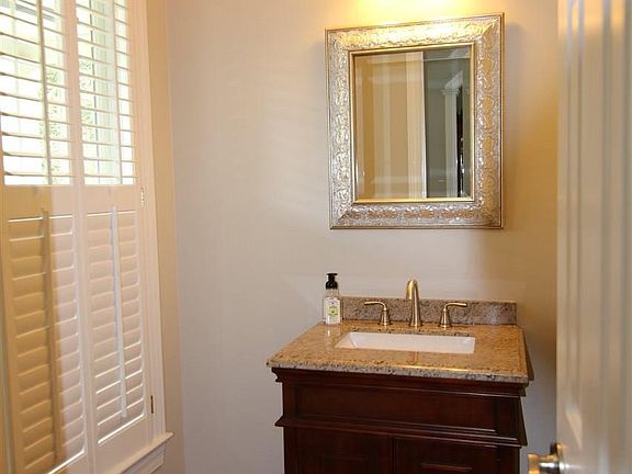 5th image of 15 Kensington Dr