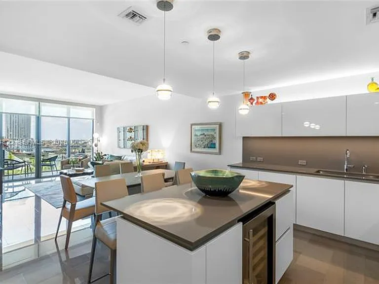 68 SE 6th St #CU-810 — Photo 2
