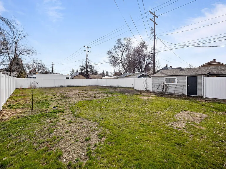 2618 N Ash St — Photo 23