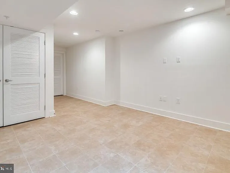 133 E Allen St — Photo 21