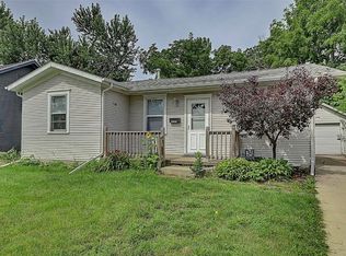 1021 Oakland Rd NE, Cedar Rapids, IA 52402