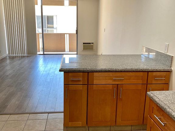 4th image of 1617 N Poinsettia Pl #205