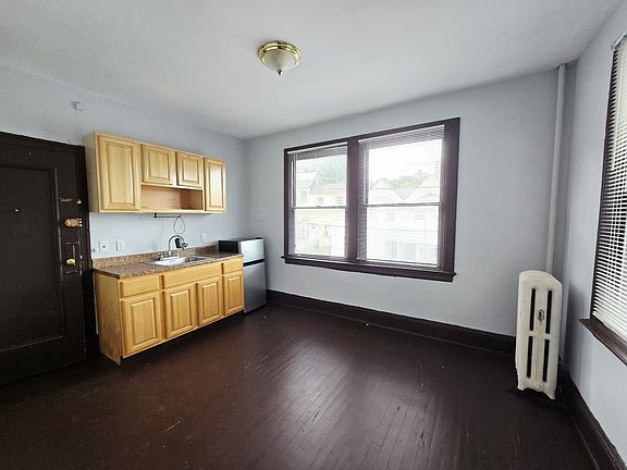 3rd image of 54 Wall St #21