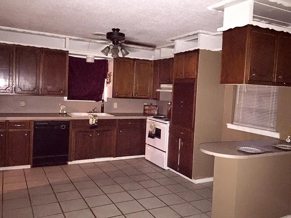 2nd image of 1402 Holly Ln