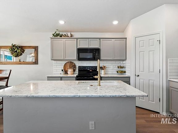5th image of 915 SW Accipiter Pl
