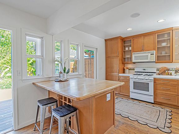 4th image of 1045 Almanor Ave