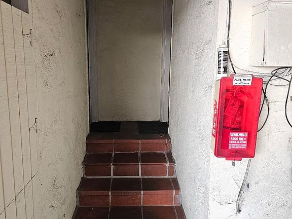 3rd image of 840 El Camino Real