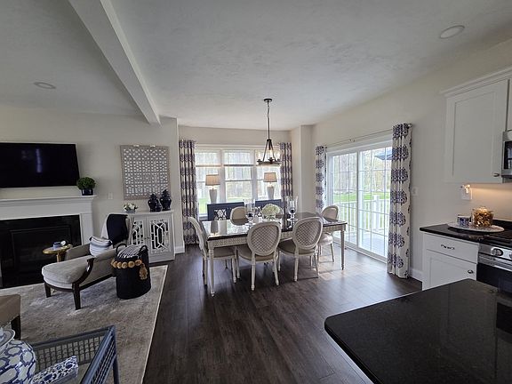 3rd image of 10 Wisteria Ln