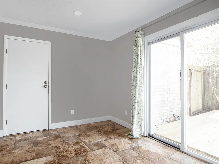 2319 Anthony Ln — Photo 11