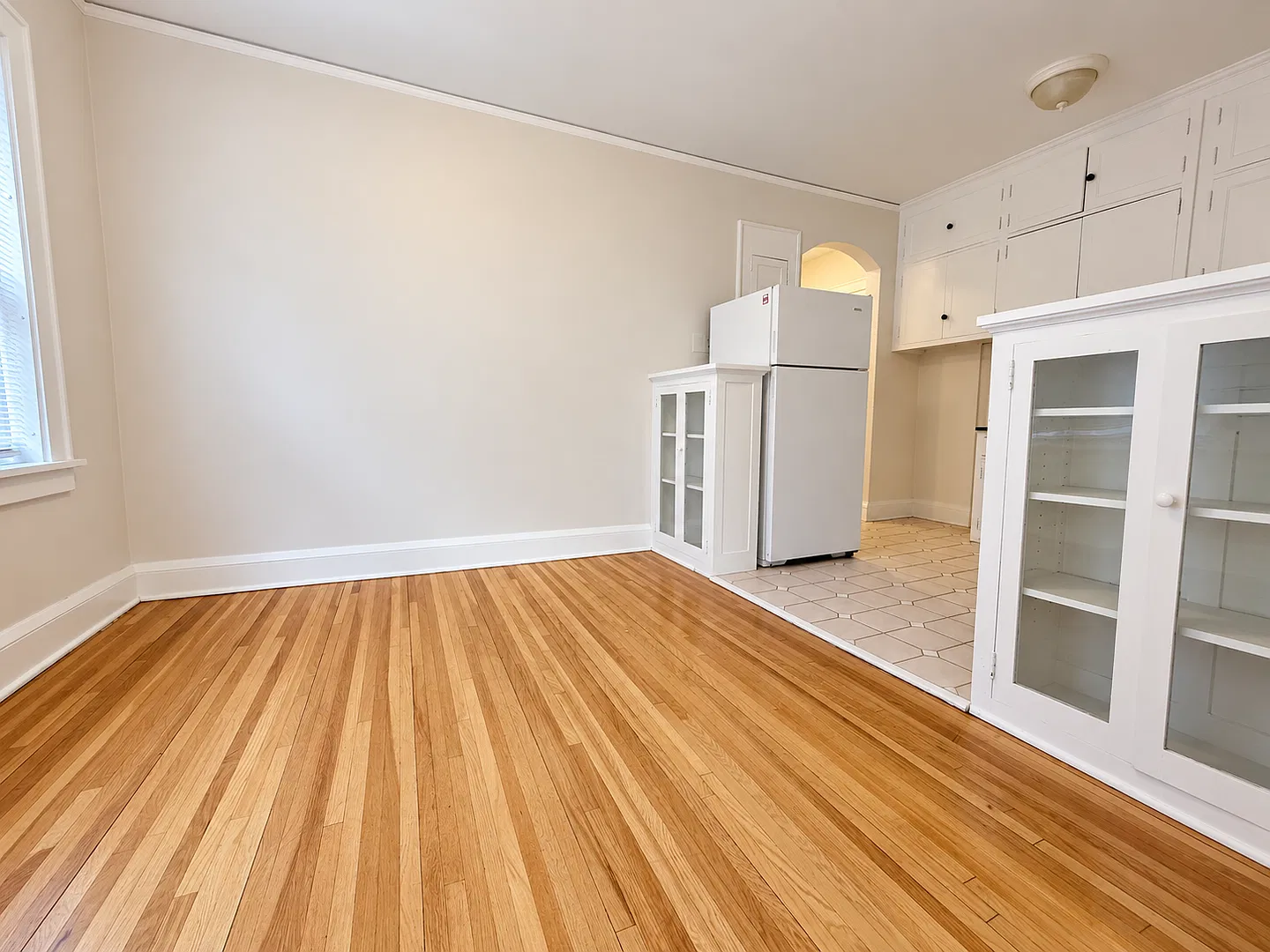 935 Goodrich Ave — Photo 4