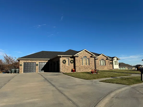 712 Sunset Cir, Hastings, NE 68901