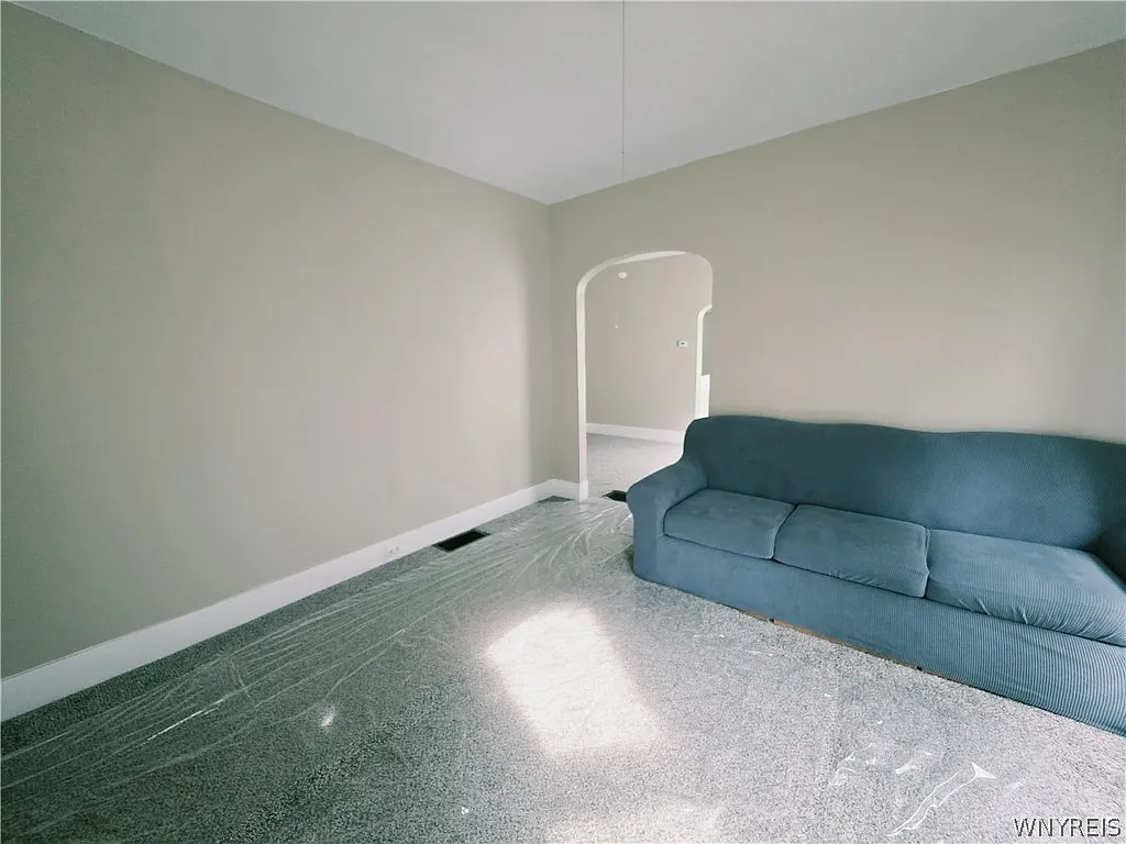 2 bed, 1.0 bath, 2608 sqft, $1,100 — Photo 4