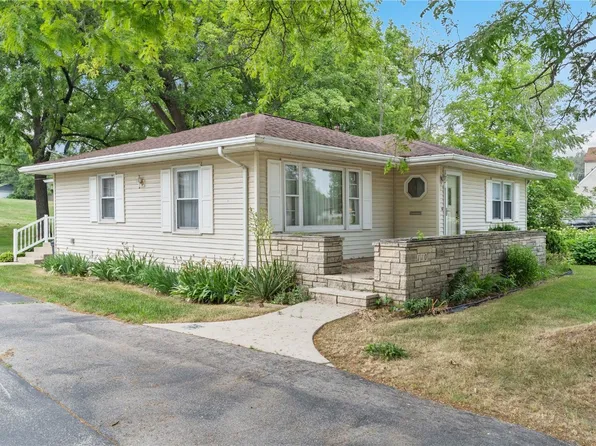 110 S Scott St, Anamosa, IA 52205