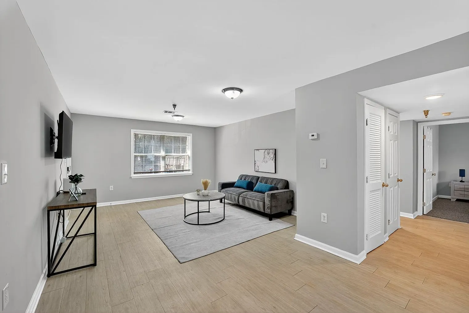 2 bed, 1.0 bath, 12346 sqft, $2,264 — Photo 4