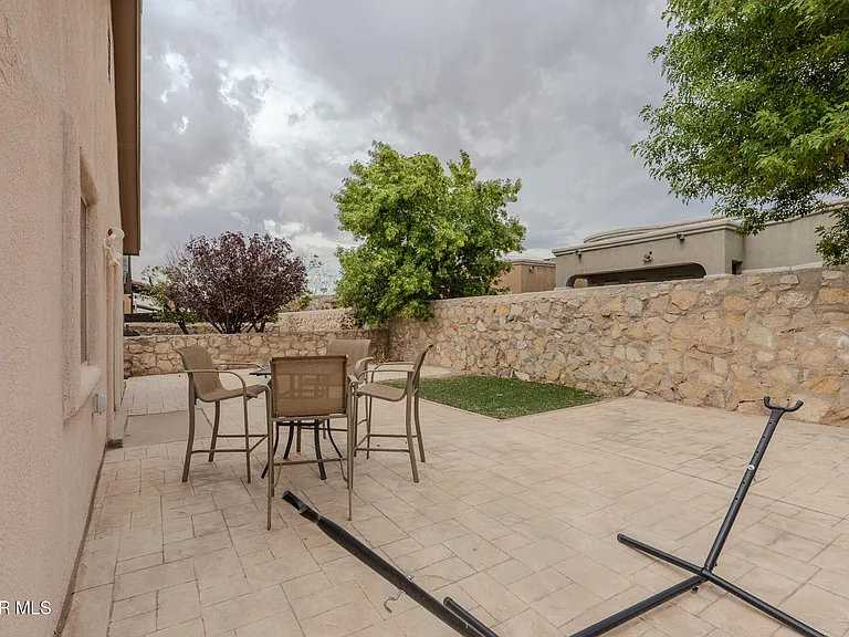 2232 Honour Point Pl — Photo 34
