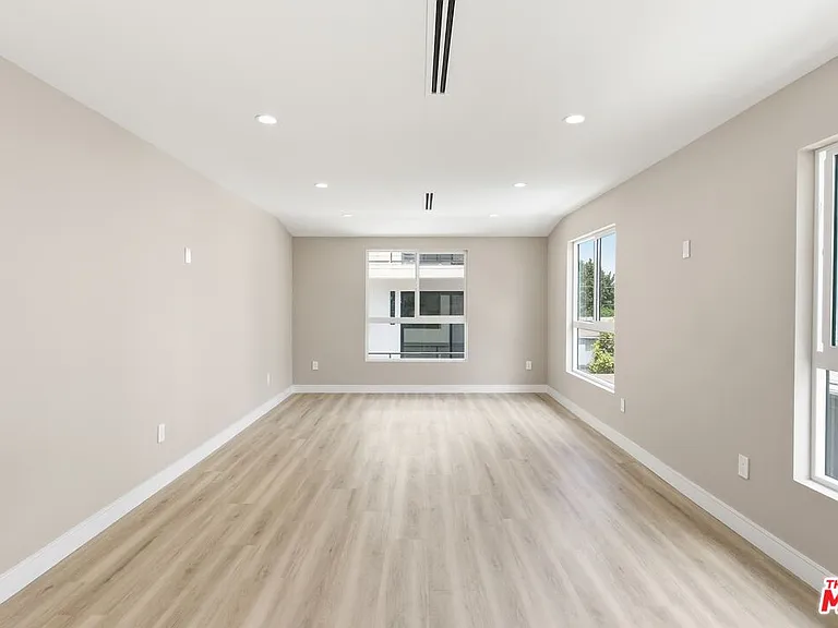 225 N Burlington Ave — Photo 2