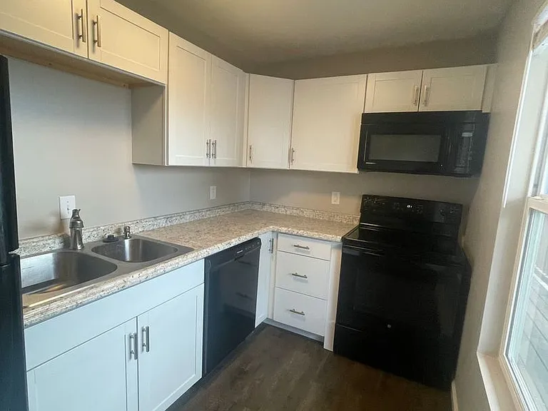 1210 Main St — Photo 1