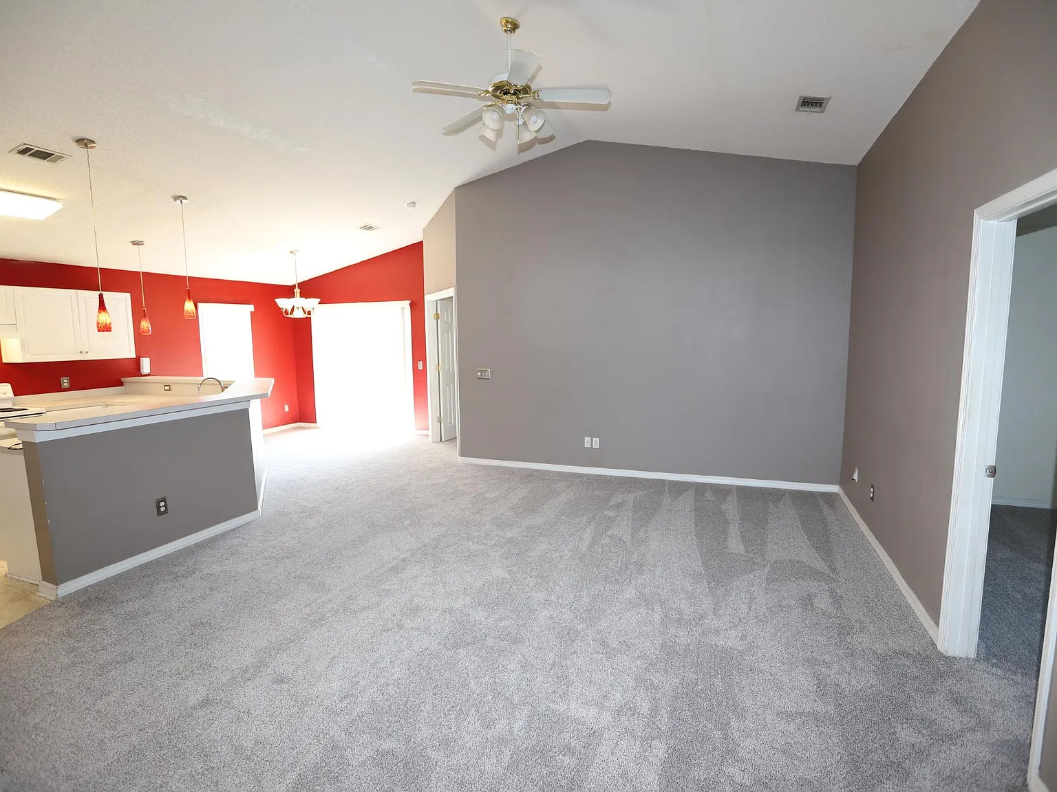 3 bed, 1318 sqft, $1,650 — Photo 2