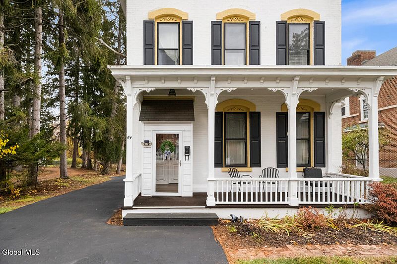 5th image of 69 Pinewoods Avenue